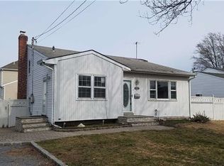 128 Verona Pkwy, Lindenhurst, NY 11757