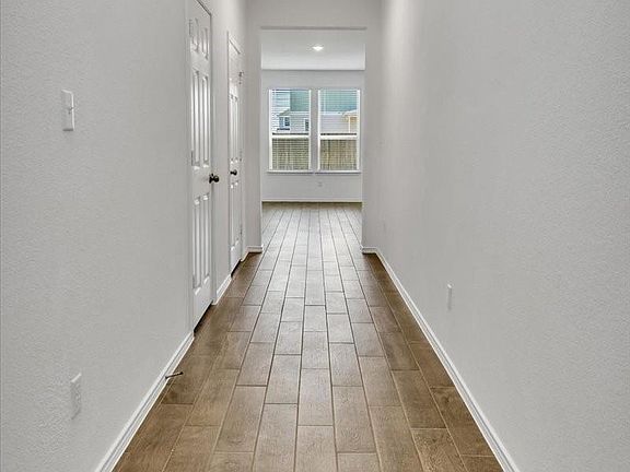 3rd image of 140 Banyon Dr