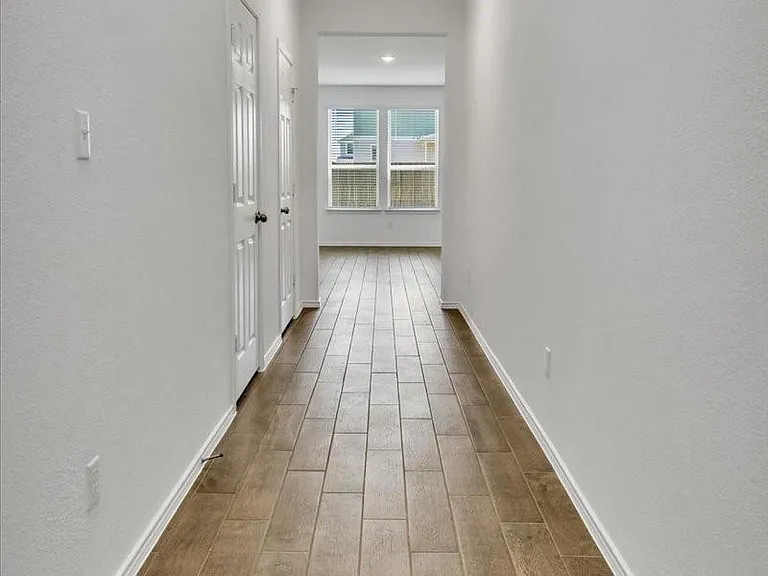 140 Banyon Dr — Photo 3