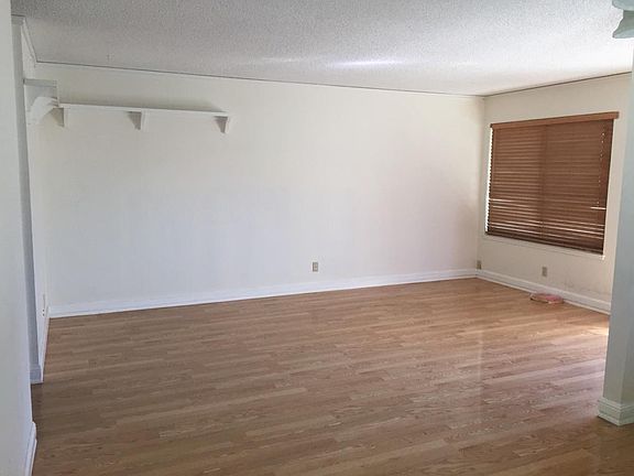 3rd image of 945 Summerside Dr Unit B