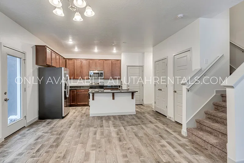 4 bed, 3.5 bath, 2318 sqft, $2,250 — Photo 3