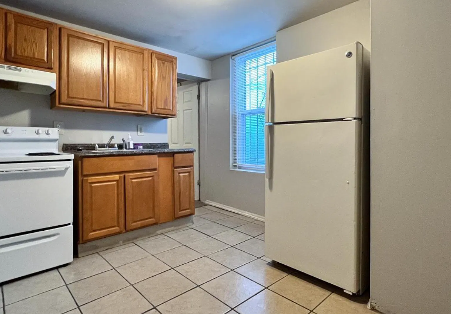 408 W Airy St — Photo 2
