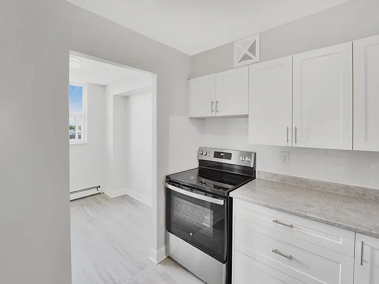 100 Lancaster Dr — Photo 14
