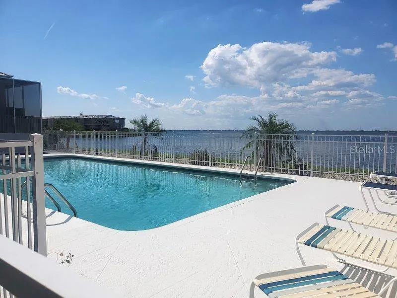3 bed, 2.0 bath, 1823 sqft, $2,600 — Photo 2