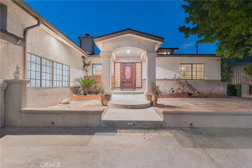 5 bed, 3748 sqft, $5,900 — Photo 1