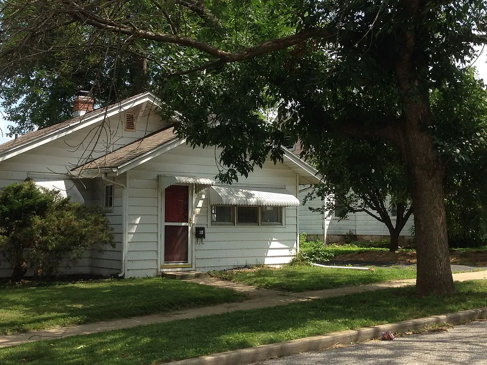 317 E 16th St