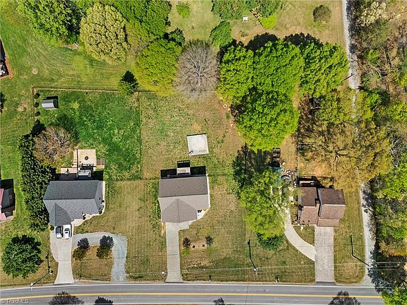 2nd image of 1880 Chestnut Grove Rd