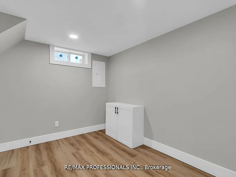 139 Byron Ave #LOWER — Photo 8
