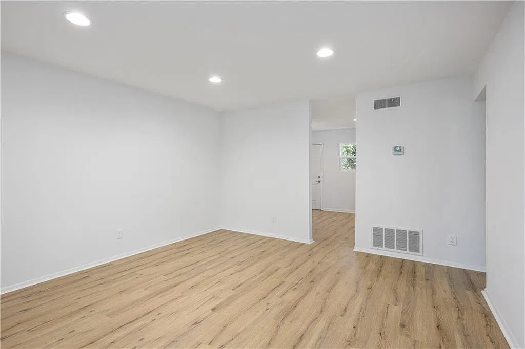2 bed, 1.0 bath, 900 sqft, $1,250 — Photo 3