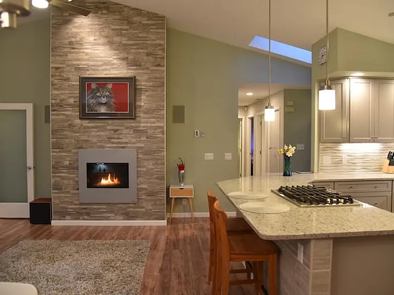 Fireplace with circulating heat fan