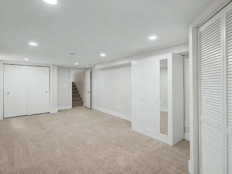 1230 N Logan St — Photo 32
