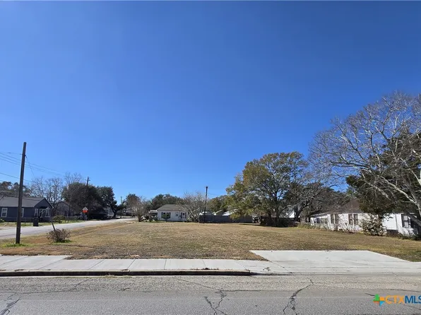 612 S Mechanic St, El Campo, TX 77437