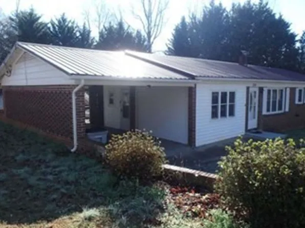 2310 Honeysuckle Pl, Lenoir, NC 28645