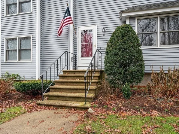 44 Pinecrest Vlg, Hopkinton, MA 01748