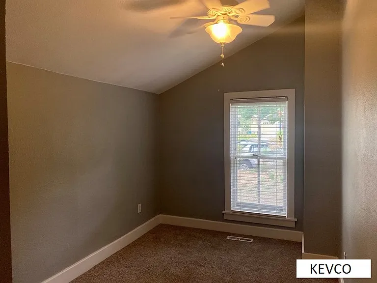 601 E Myrtle St — Photo 11