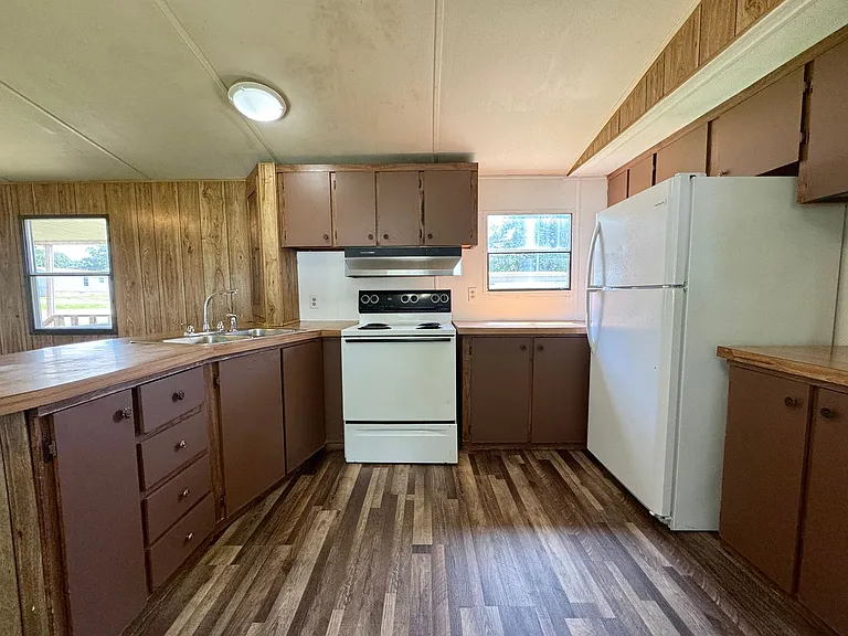 225 Community Dr #9 — Photo 3