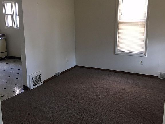 5th image of 222 E Montana St