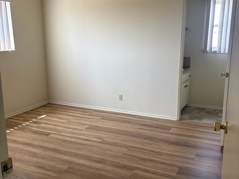 Bedroom with 1.5 bathroom