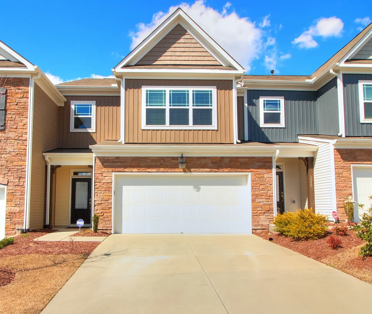 3 bed, 2.5 bath, 1923 sqft, $2,095 — Photo 1