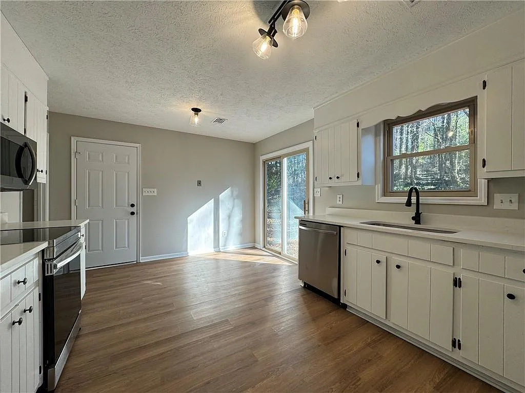 2020 Kemp Road Northeast - 1 — Photo 4