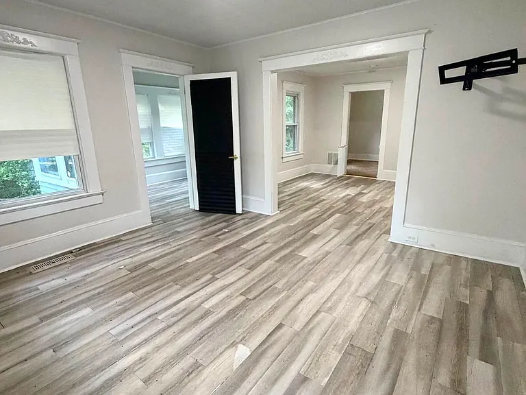 409 Dover Rd — Photo 1