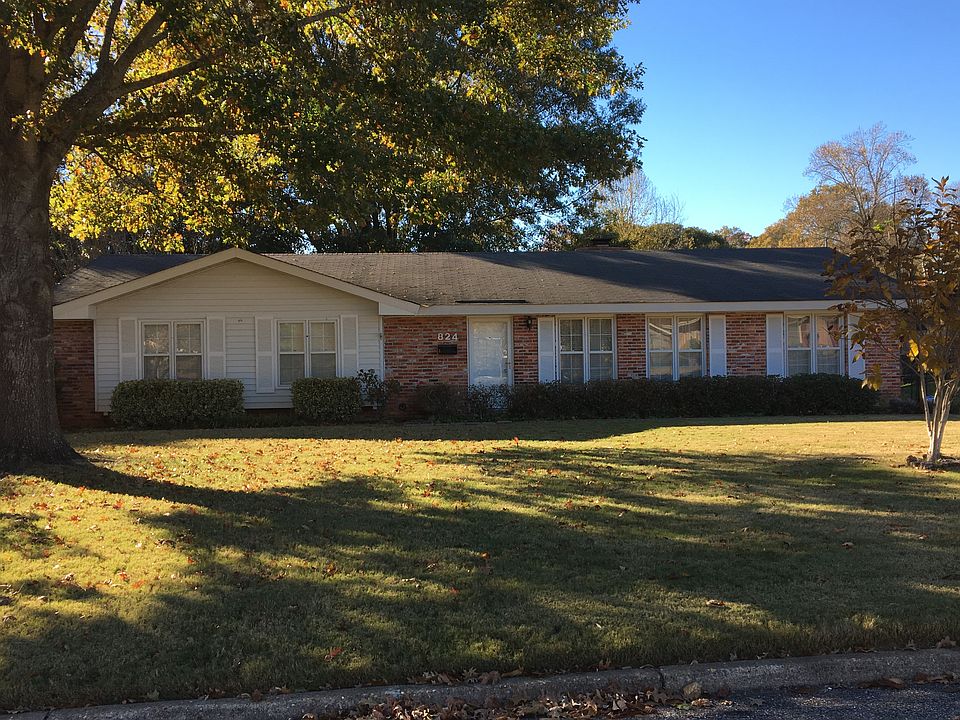 1st image of 824 Dumont Dr