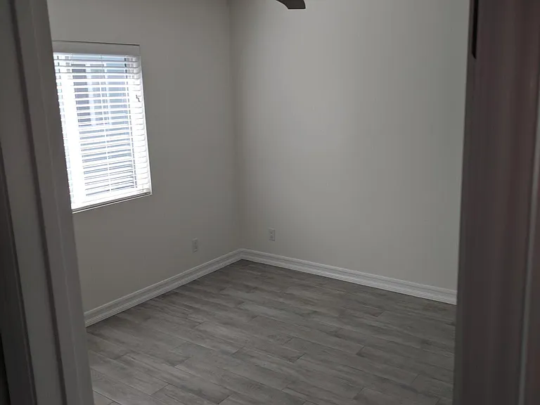 2442 Granville Ave — Photo 11