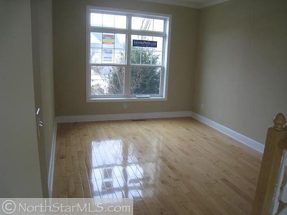 5th image of 744 Oak Dr