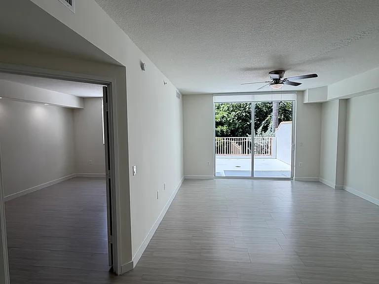 445 NE 39th St #121 — Photo 4