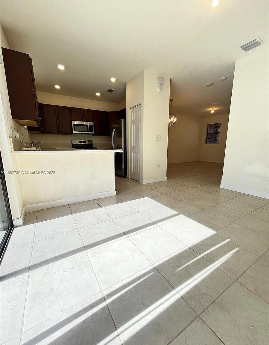 4 bed, 2.5 bath, 1408 sqft, $2,900 — Photo 3
