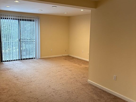 5th image of 29 Village Rock Ln APT 6