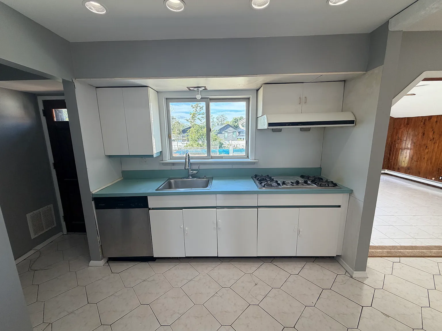 581 Plainview Rd — Photo 3