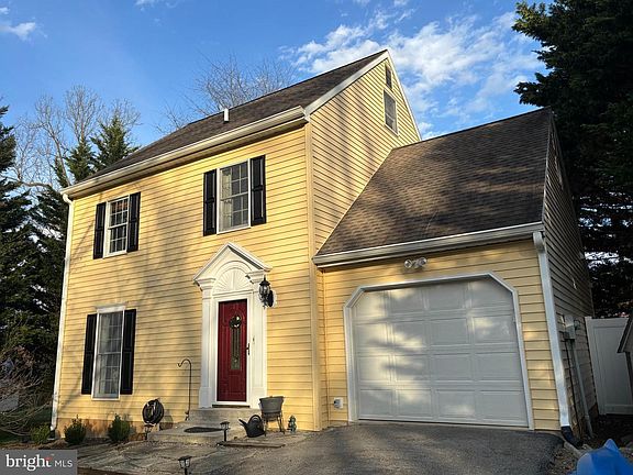 3rd image of 104 Devon Way
