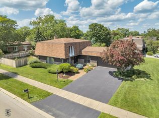 2380 Brian Dr, Northbrook, IL 60062