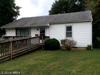 46 Raymond Ave photo 1