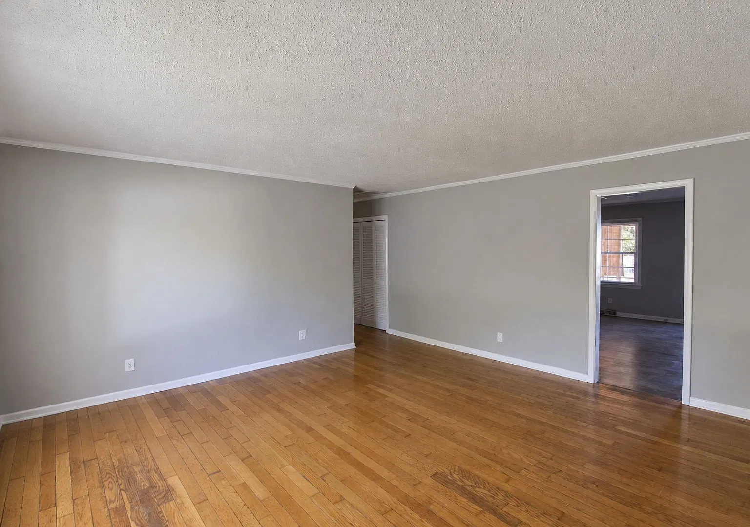 Pet-Friendly 4-Bedroom Home with Fenced Yard & Covered Back Porch — Photo 3