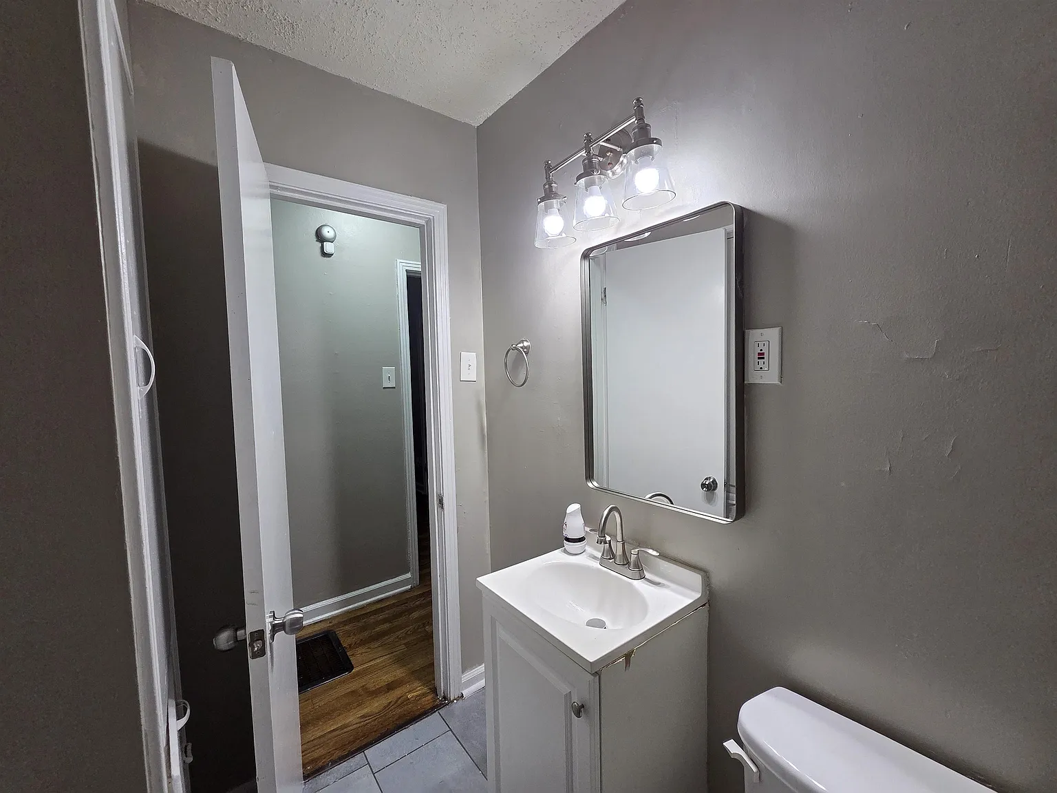 4 bed, 1.0 bath, 1252 sqft, $1,620 — Photo 3