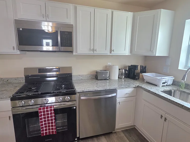 562 Walton Ave — Photo 12