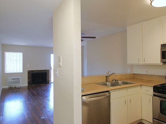 4th image of 15040 Moorpark St #204