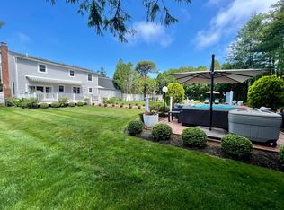 24 Pleasant Ln, Southampton, NY 11968