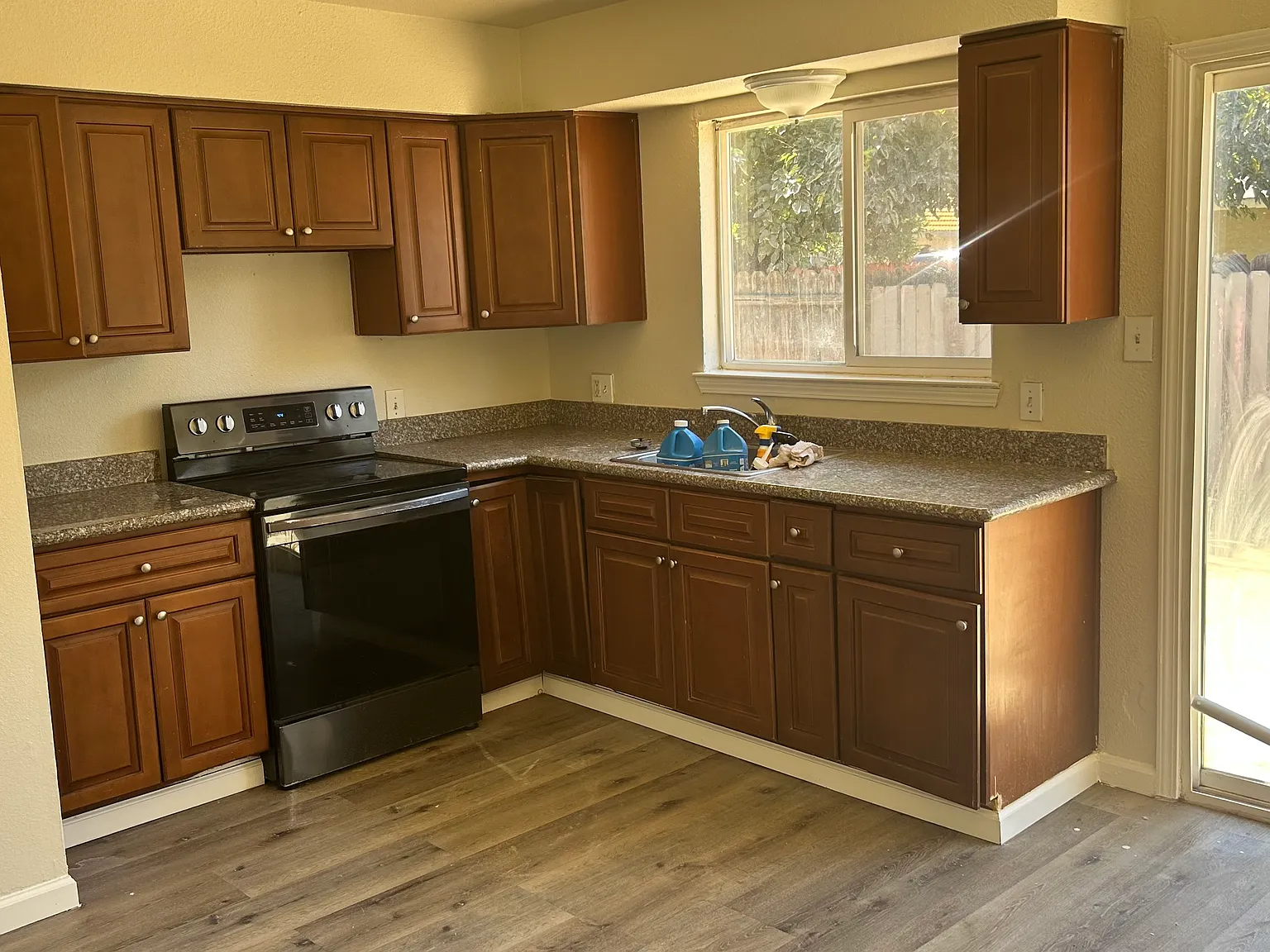 2 bed, 950 sqft, $1,600 — Photo 3