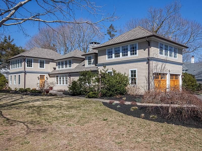 Renovated shingle style home steps to Seaview
        Beac