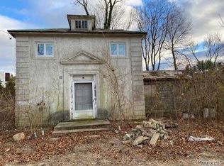 25 Luchenbach Ln, Port Washington, NY 11050