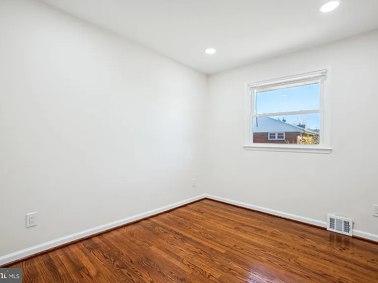 5201 Montgomery St — Photo 16