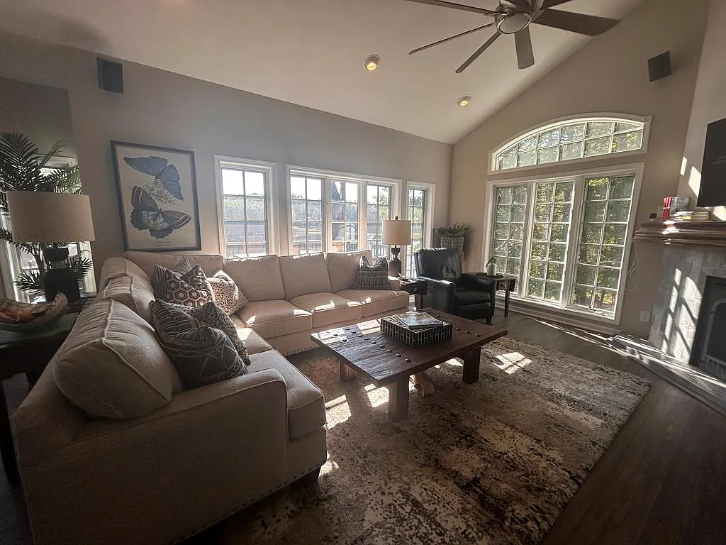 4 bed, 3.5 bath, 2860 sqft, $2,500 — Photo 3