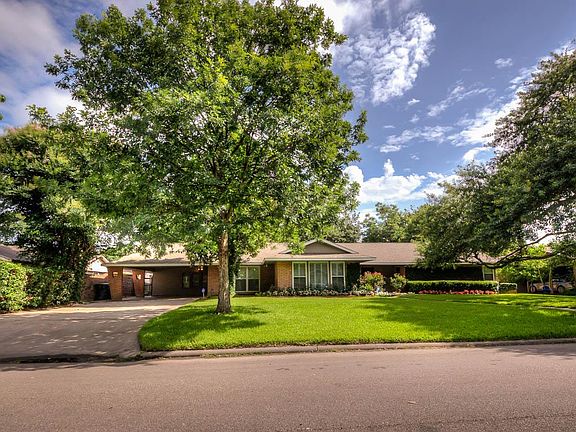 Huge lot in a great neighborhood.