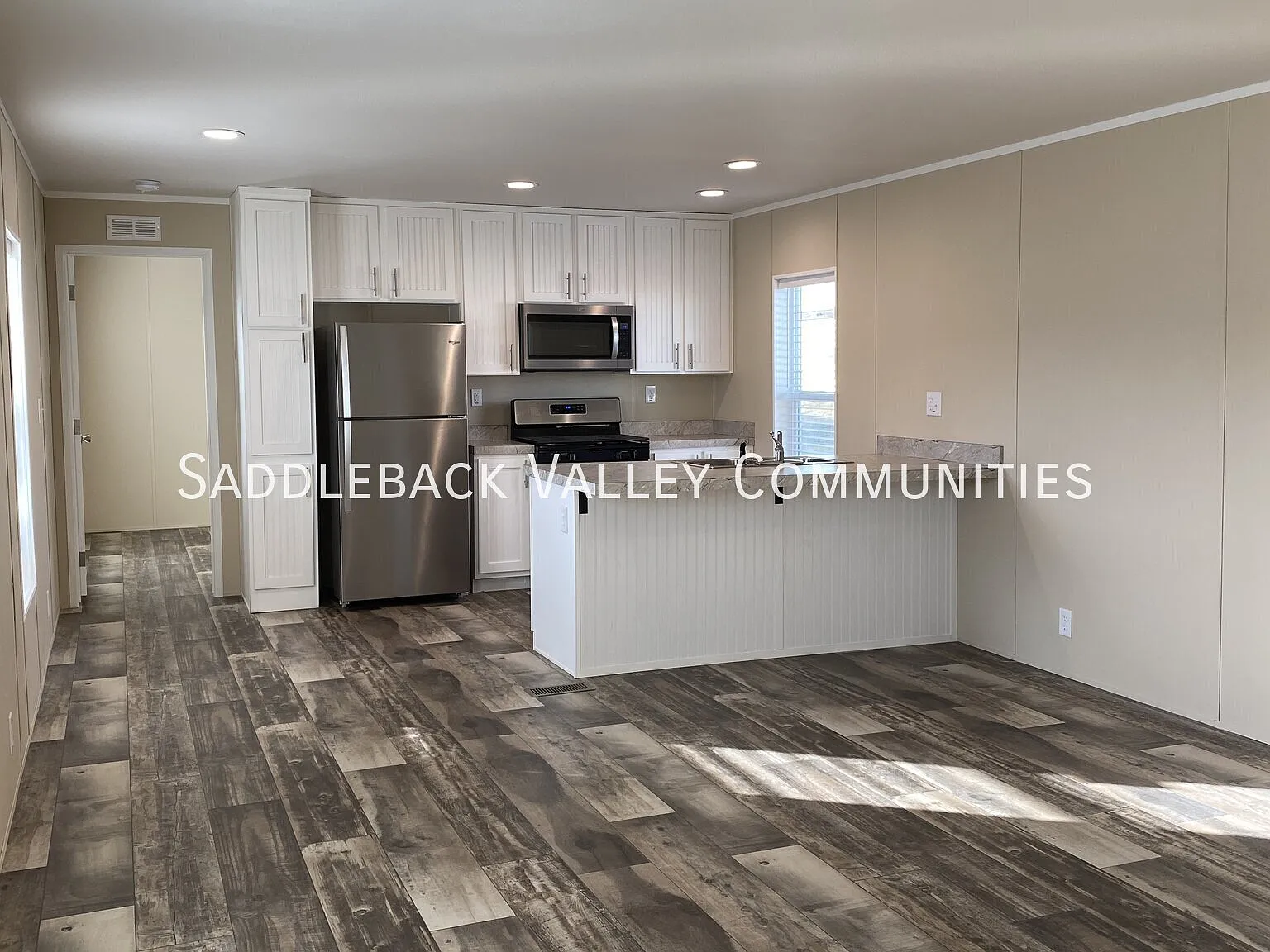Like New Modern 3 Bedroom, 2 Full Bathroom — Photo 3