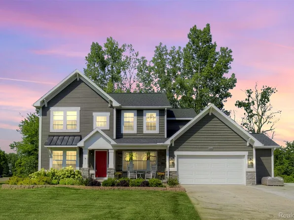 9438 Dornoch Trl, Brighton, MI 48114