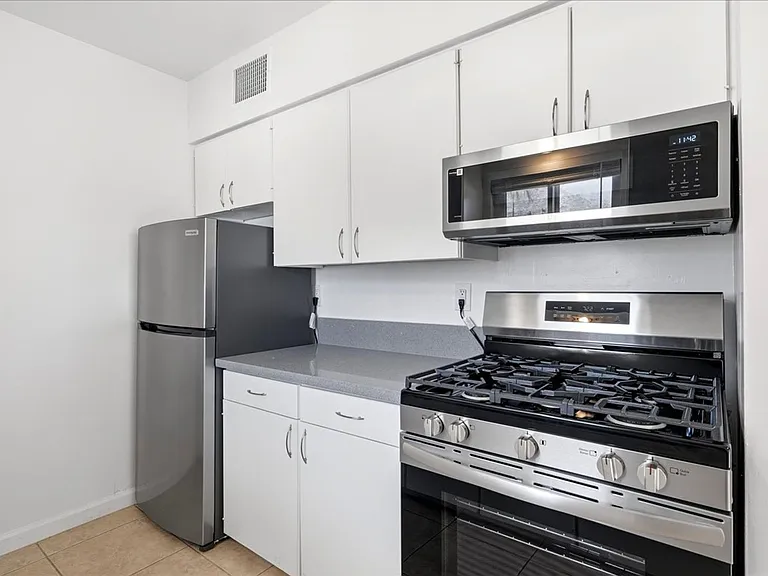 2080 S. Camino Real — Photo 2