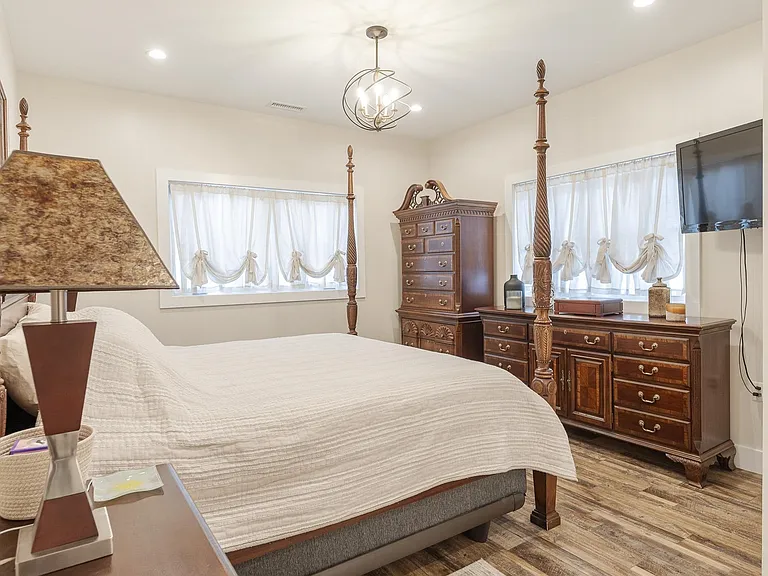60 Dearborn Cir — Photo 12